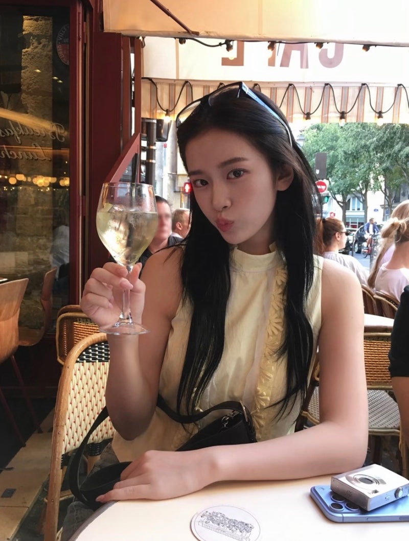 The proportions are insane... Ahn Yu-jin's flat shoe fashion proving her 173cm height