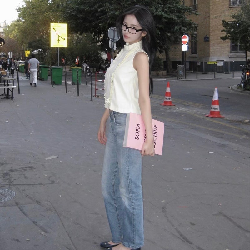 The proportions are insane... Ahn Yu-jin's flat shoe fashion proving her 173cm height