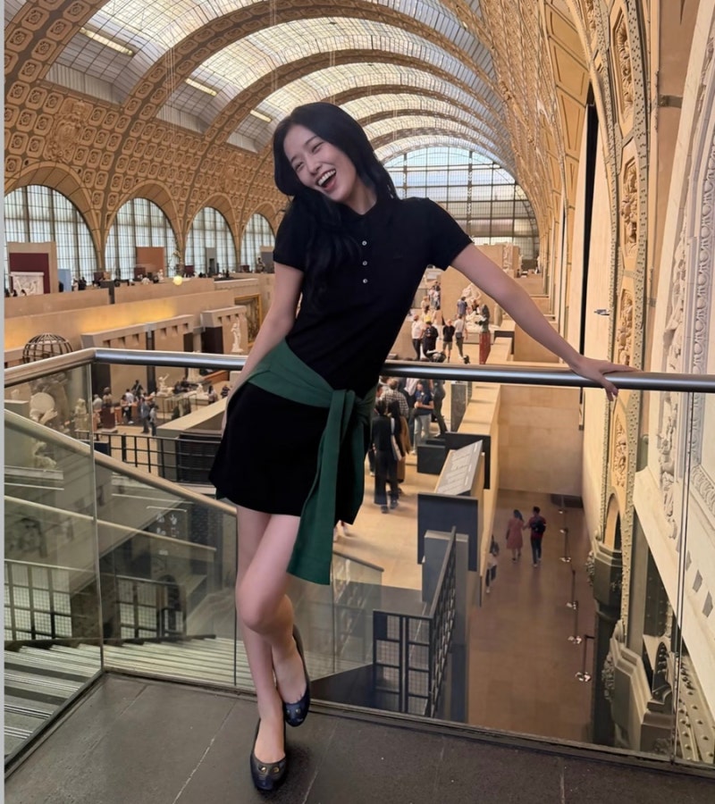 The proportions are insane... Ahn Yu-jin's flat shoe fashion proving her 173cm height