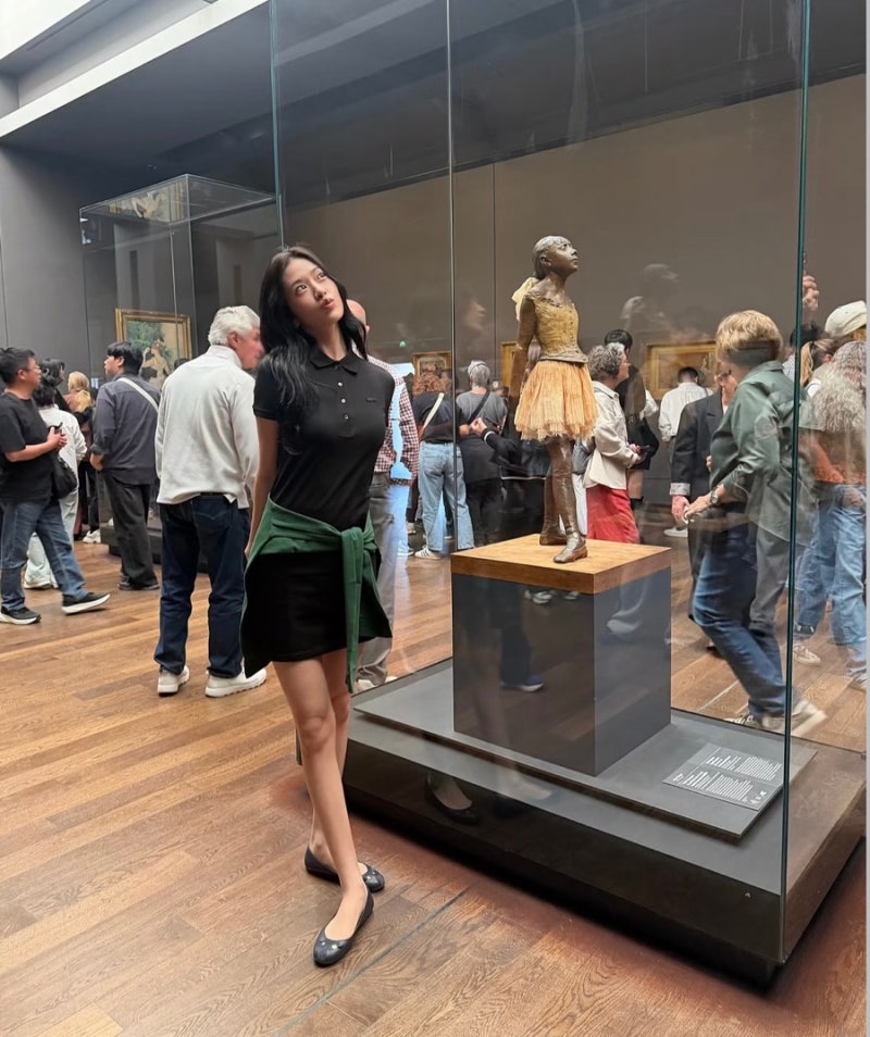 The proportions are insane... Ahn Yu-jin's flat shoe fashion proving her 173cm height