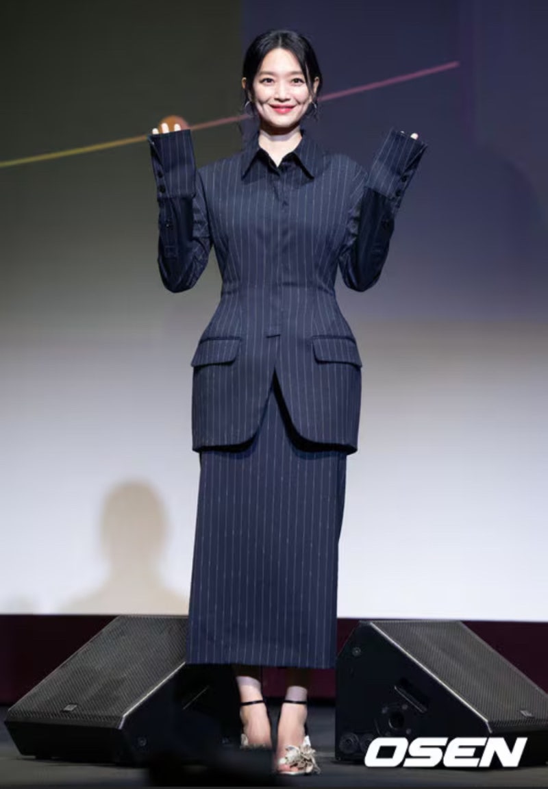 What happened to her pelvis... Shin Min-ah's outfit was pure "good vibes."
