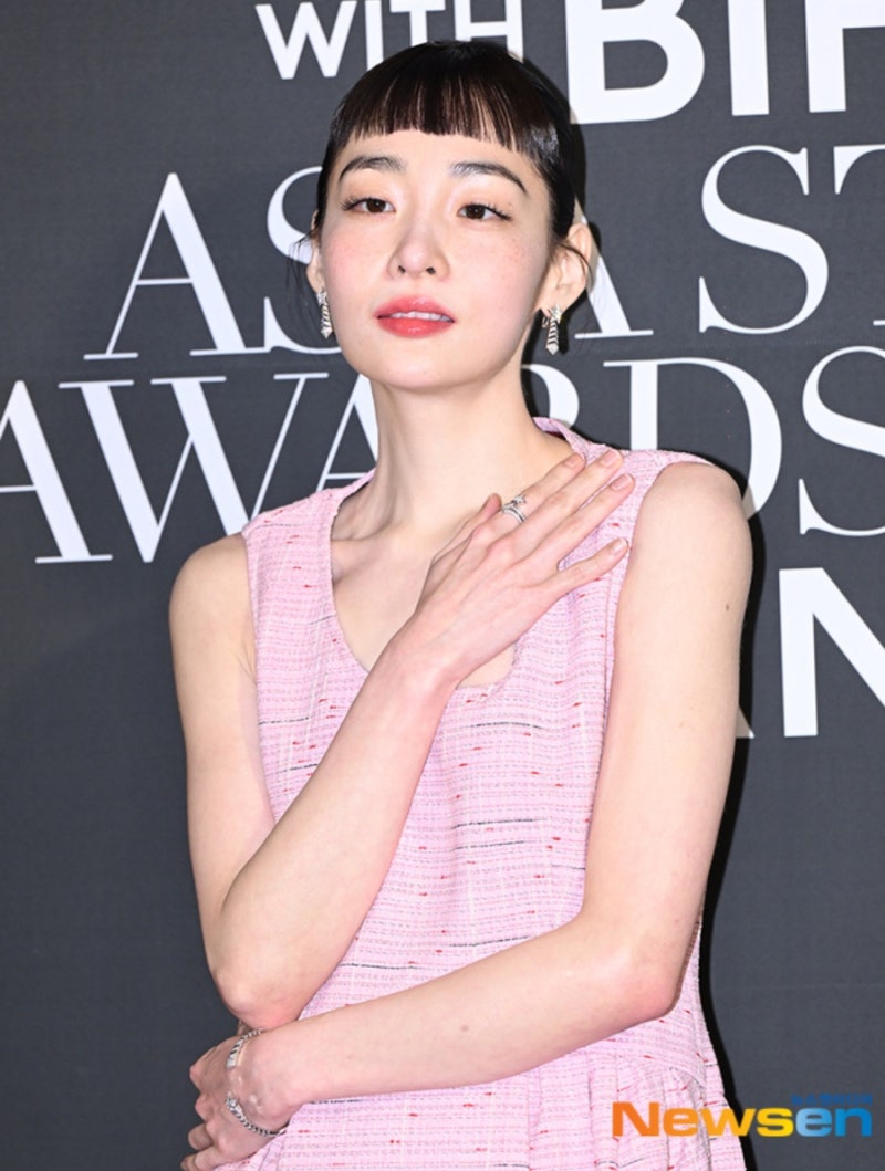 Kim Min-ha pulls off the notoriously difficult choppy bangs look adorably at the Busan International Film Festival.