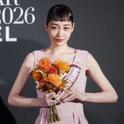 Kim Min-ha pulls off the notoriously difficult choppy bangs look adorably at the Busan International Film Festival.