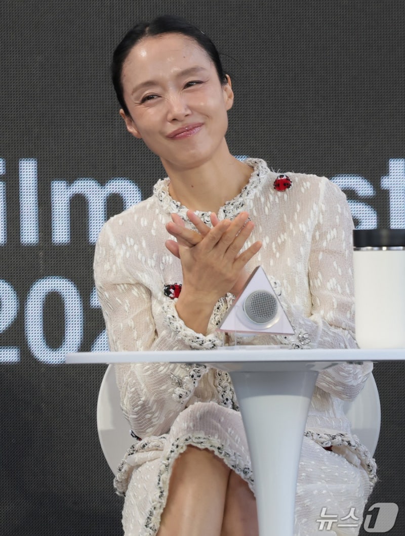 Jeon Do-yeon's tweed set-up fashion that spread elegance at the BIFF..