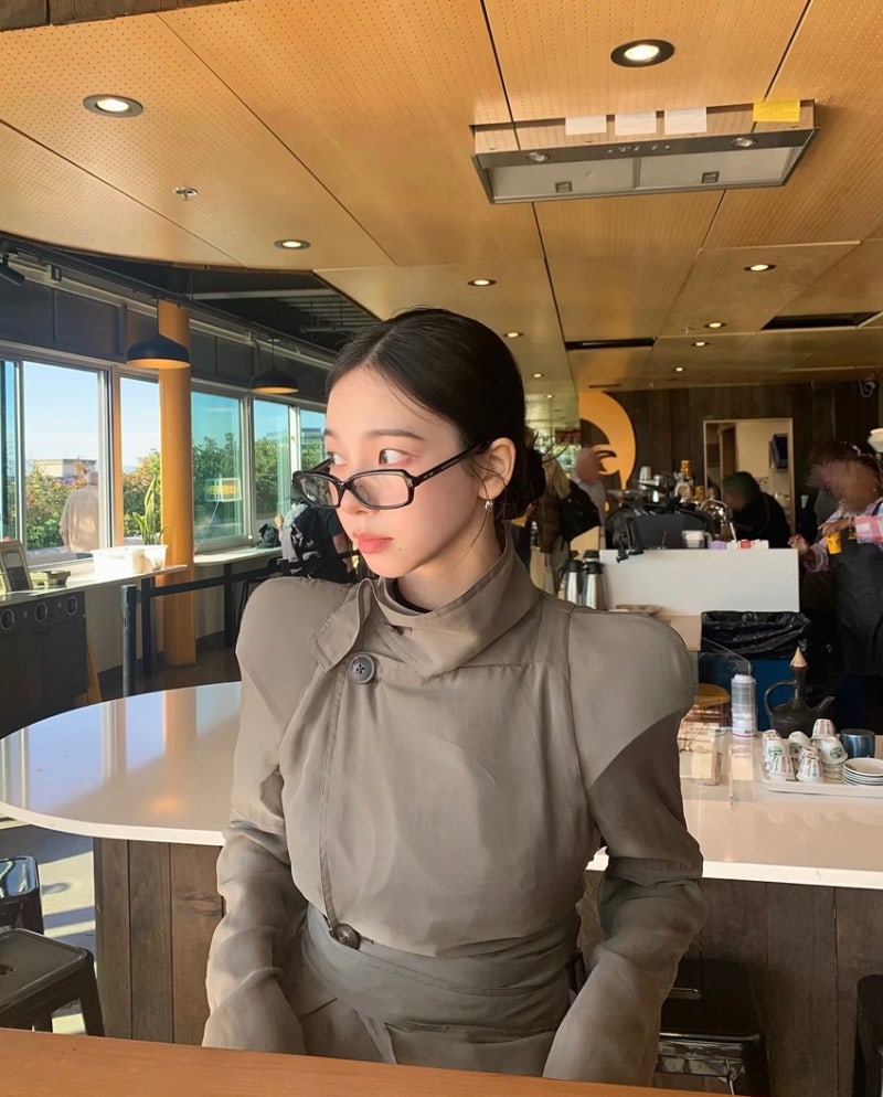 Karina's fashion is causing a sensation, claiming her autumn girlfriend look is perfect.