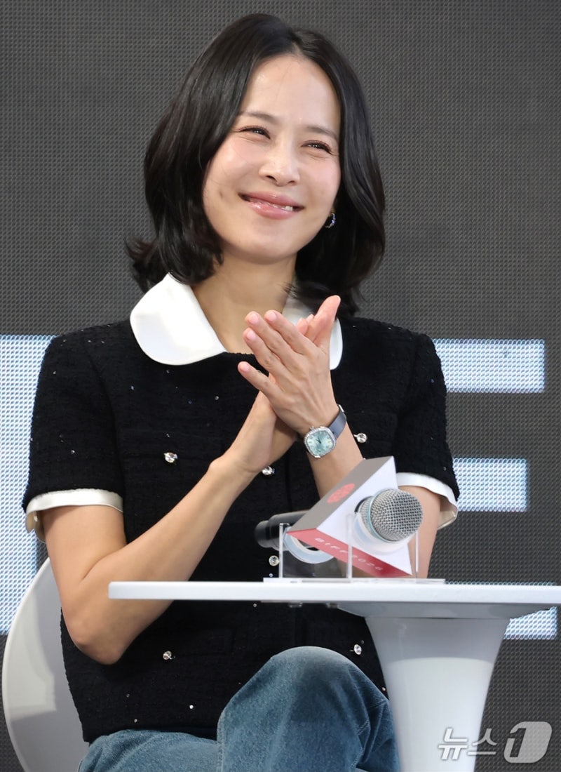 It was all Chanel... Jo Yeo-jeong's BIFF fashion was unexpected.