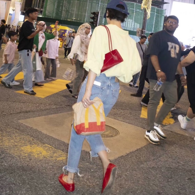 Following Jennie, Hwasa also... chose red flat fashion