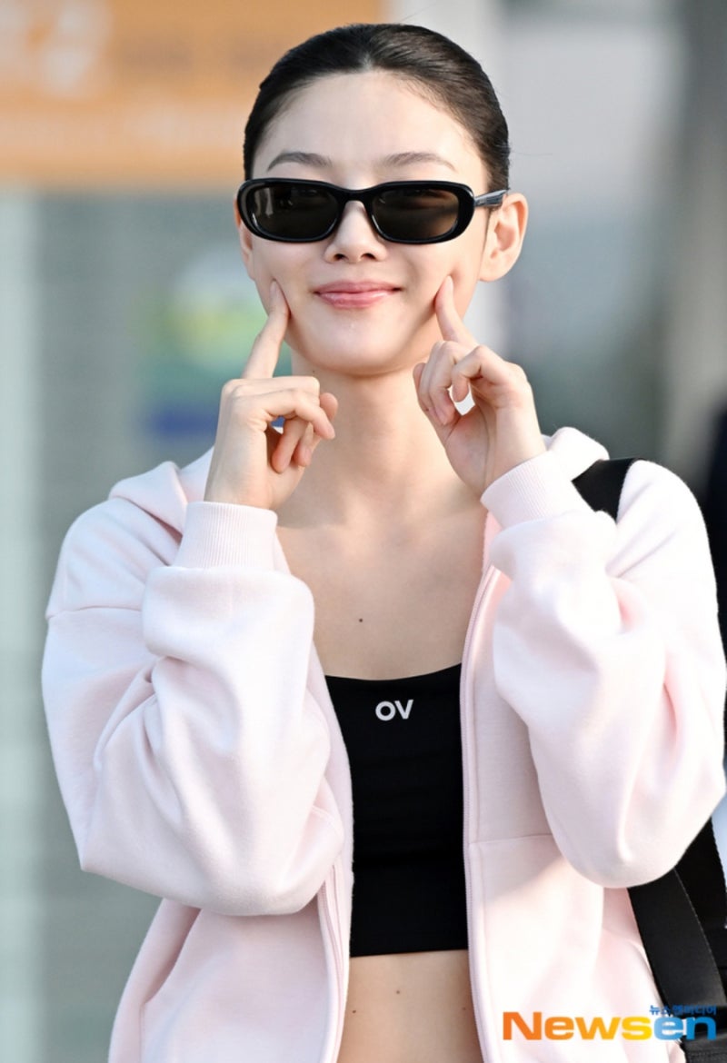 She was fatally cute... Kim Yoo-jung's airport fashion today