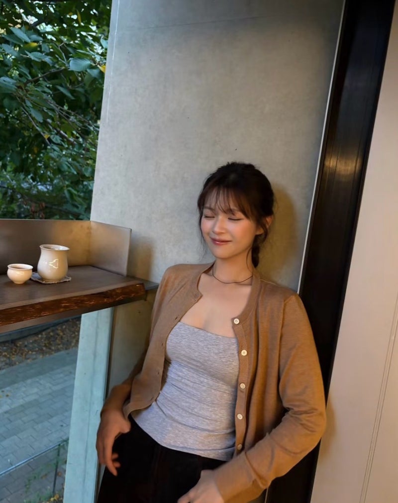 Celebrity cardigan fashion that gives off that early debut vibe after recovering health..