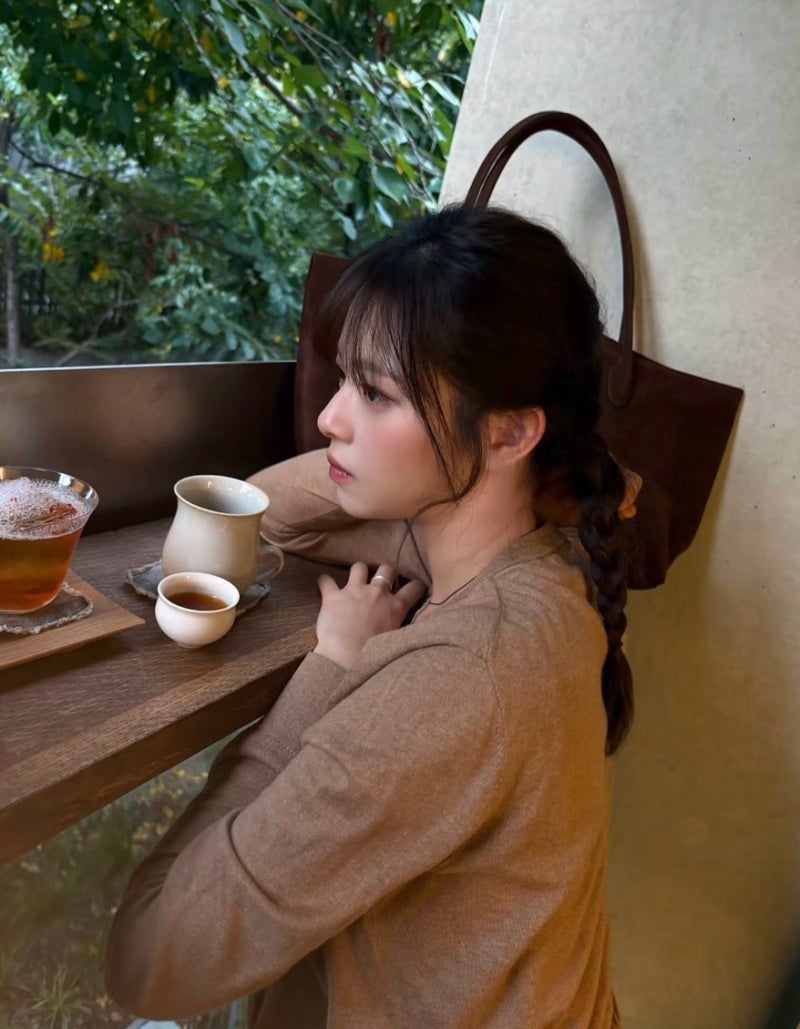 Celebrity cardigan fashion that gives off that early debut vibe after recovering health..