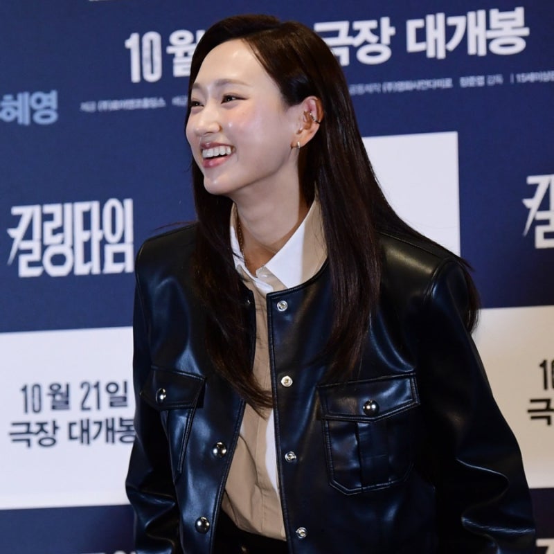 Deok-sun's older sister, whose beauty is said to be booming these days... premiere fashion