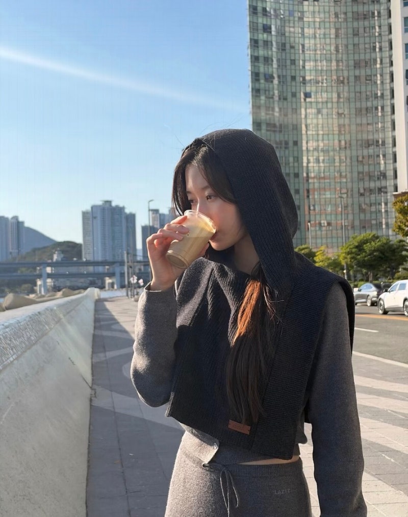 I thought the Hyundai Department Store core look was expensive... but celebrity knit fashion was unexpectedly cheap