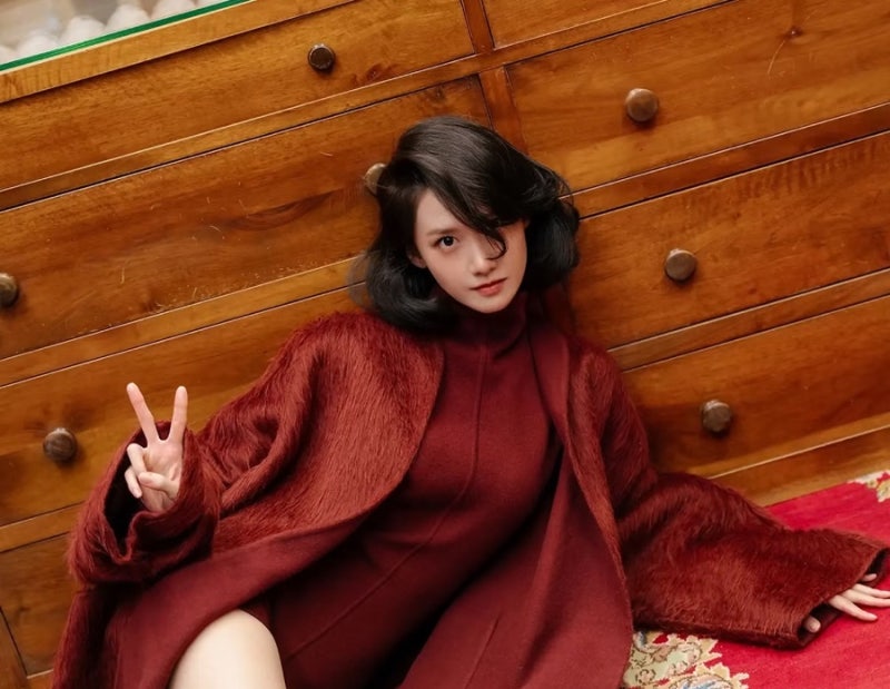 Celebrity fashion that says they are in their late 30s but still have the face from their debut.