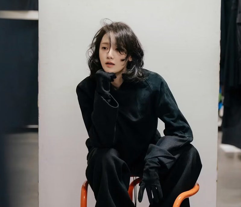 Celebrity fashion that says they are in their late 30s but still have the face from their debut.
