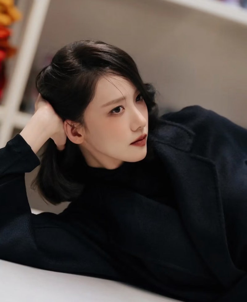 Celebrity fashion that says they are in their late 30s but still have the face from their debut.