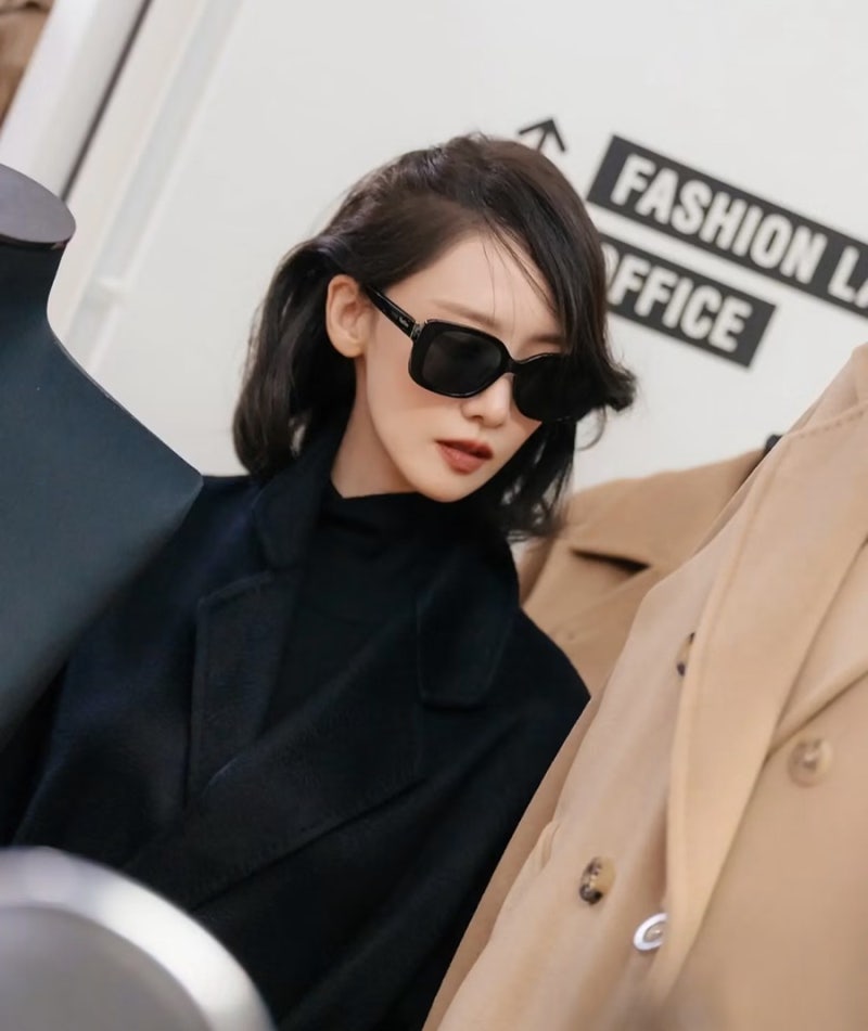 Celebrity fashion that says they are in their late 30s but still have the face from their debut.