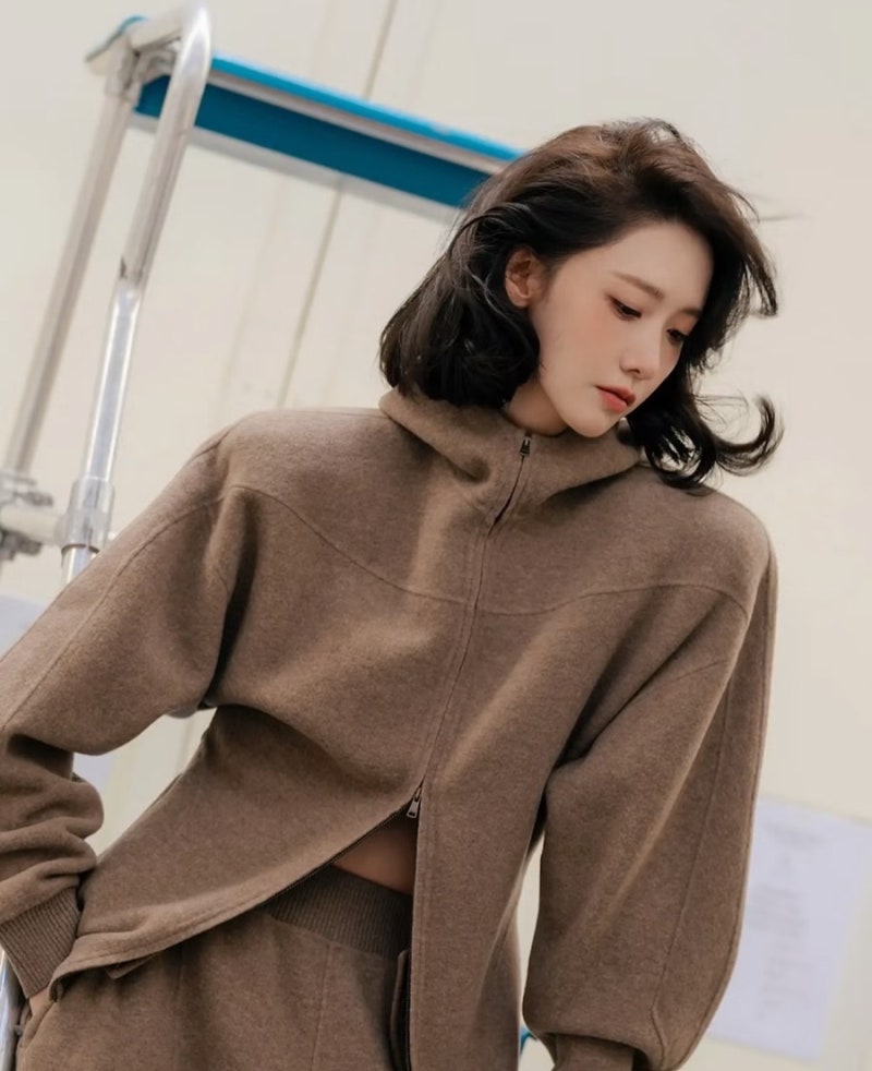 Celebrity fashion that says they are in their late 30s but still have the face from their debut.