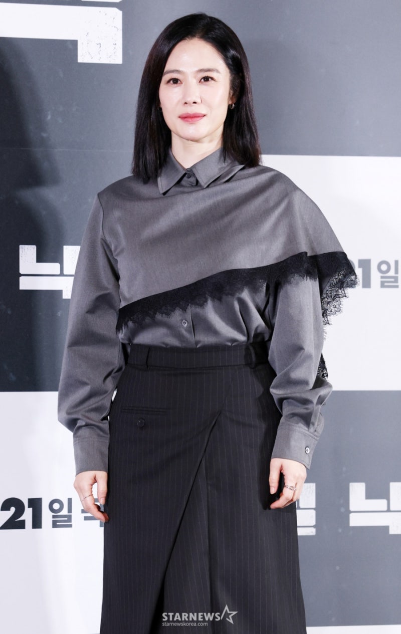 It's a 'madam look'... but the celebrity two-piece look that made her look like a goddess of atmosphere.