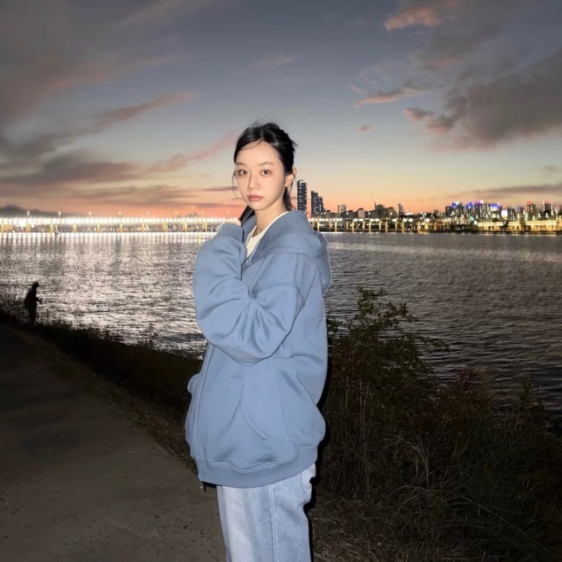 Hyeri's daily look hoodie fashion, said to have a face-slimming angle...