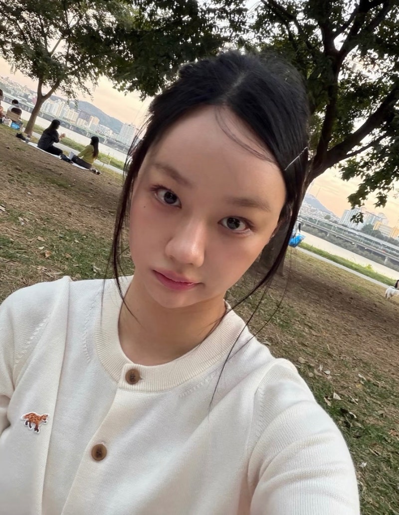 Hyeri's daily look hoodie fashion, said to have a face-slimming angle...