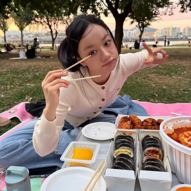 Hyeri's daily look hoodie fashion, said to have a face-slimming angle...