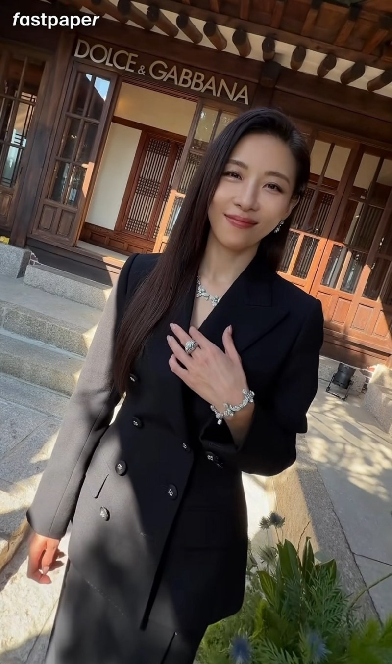 No filter on... Celebrity fashion that makes you realize youthful beauty at 49