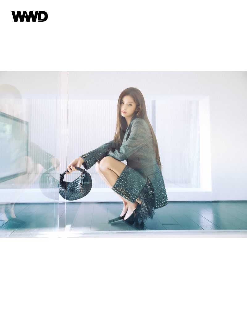 N-Mix Seol Yoon pictorial bag... Visuals catch the eye. Couronne 26FW women's bag fashion.
