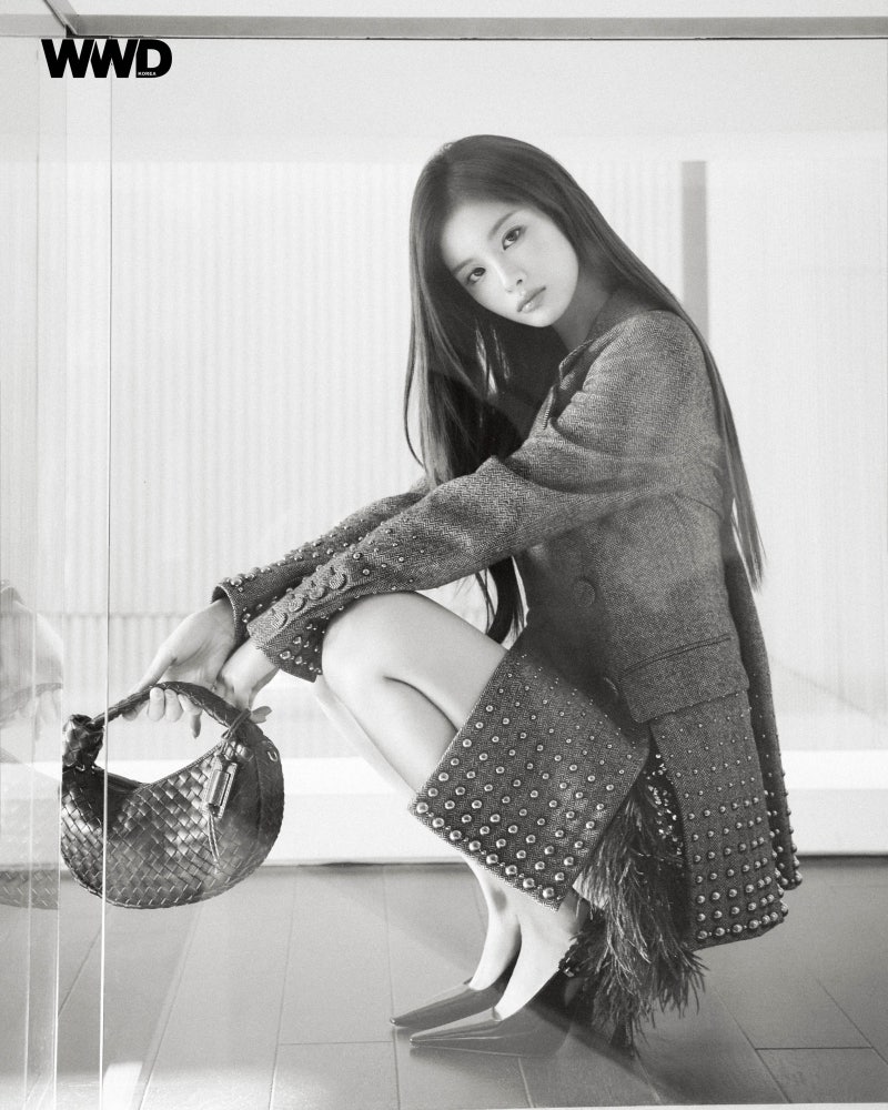 N-Mix Seol Yoon pictorial bag... Visuals catch the eye. Couronne 26FW women's bag fashion.