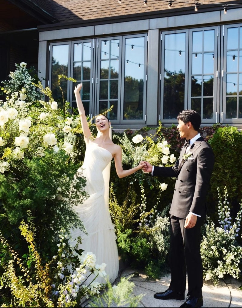 The scale of the wedding was extraordinary... Royal Family Pop Star Wedding Dress
