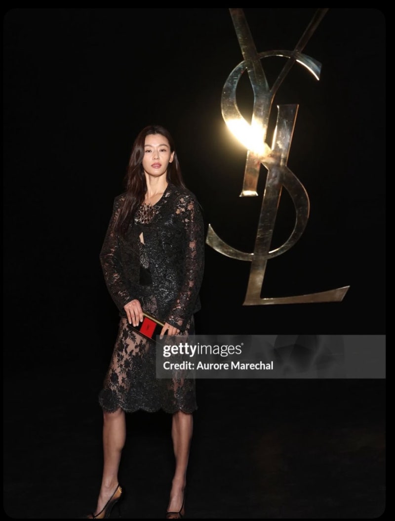 The Saint Laurent was pretty... an actress who looks like a goddess even in a casual neighborhood outfit.