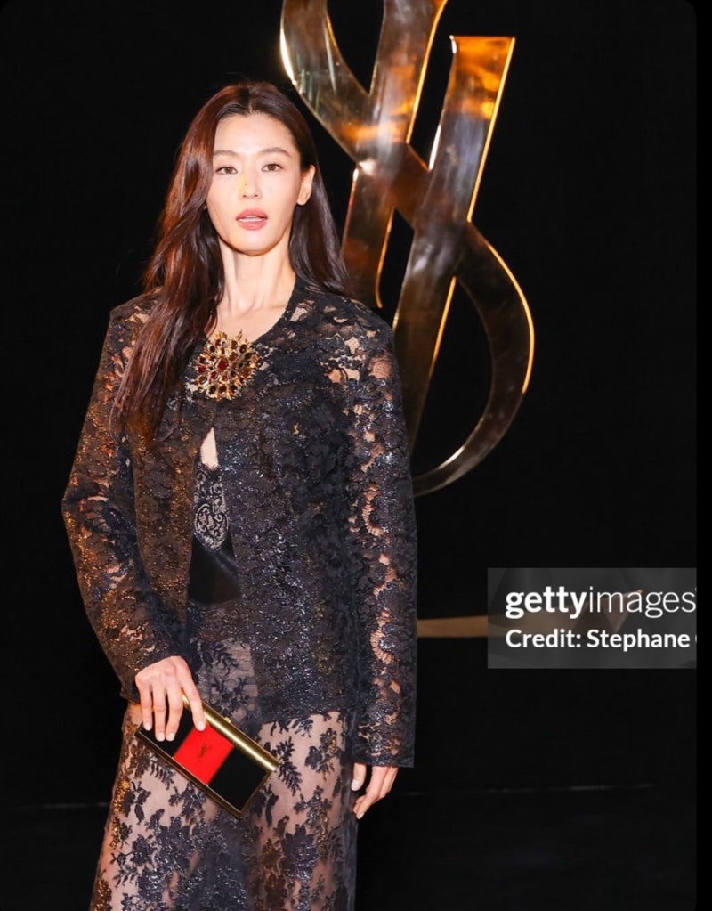 The Saint Laurent was pretty... an actress who looks like a goddess even in a casual neighborhood outfit.