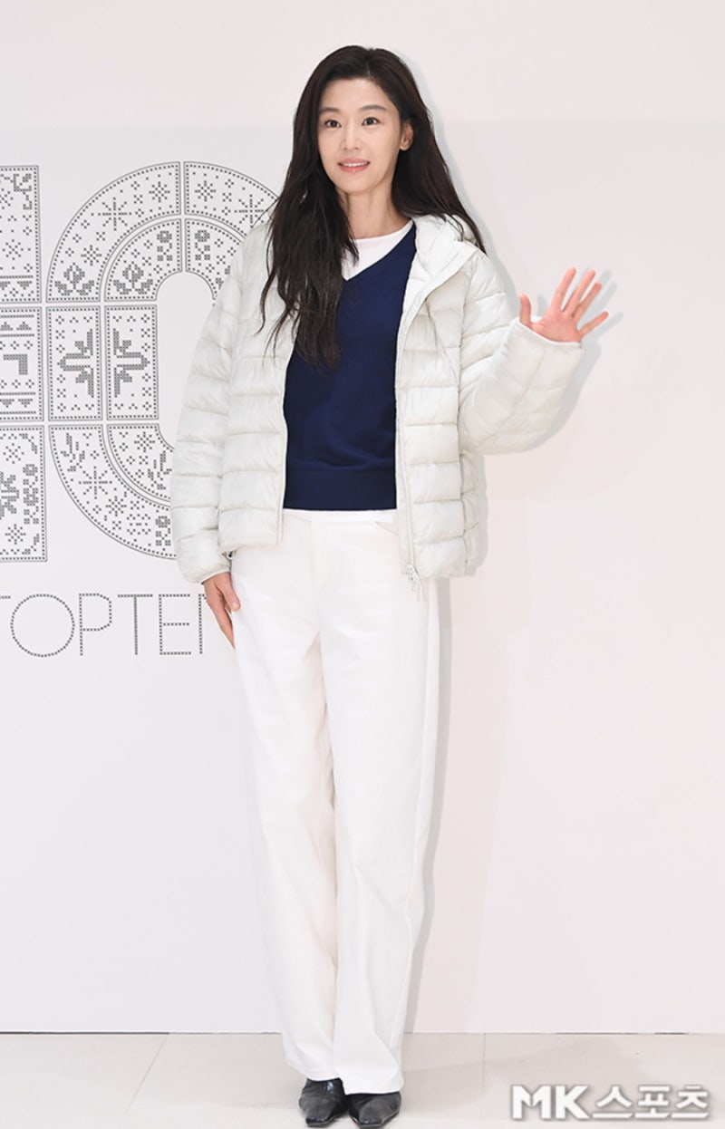 The Saint Laurent was pretty... an actress who looks like a goddess even in a casual neighborhood outfit.