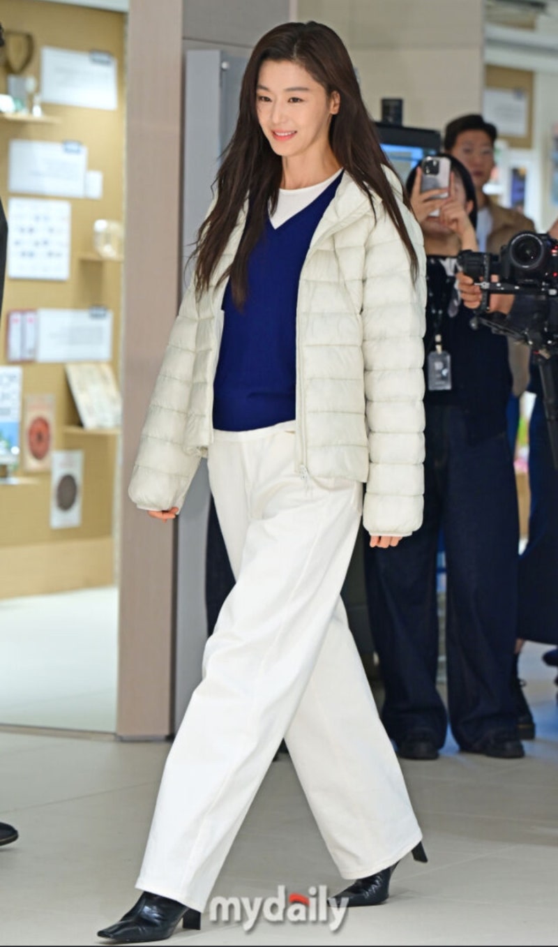The Saint Laurent was pretty... an actress who looks like a goddess even in a casual neighborhood outfit.