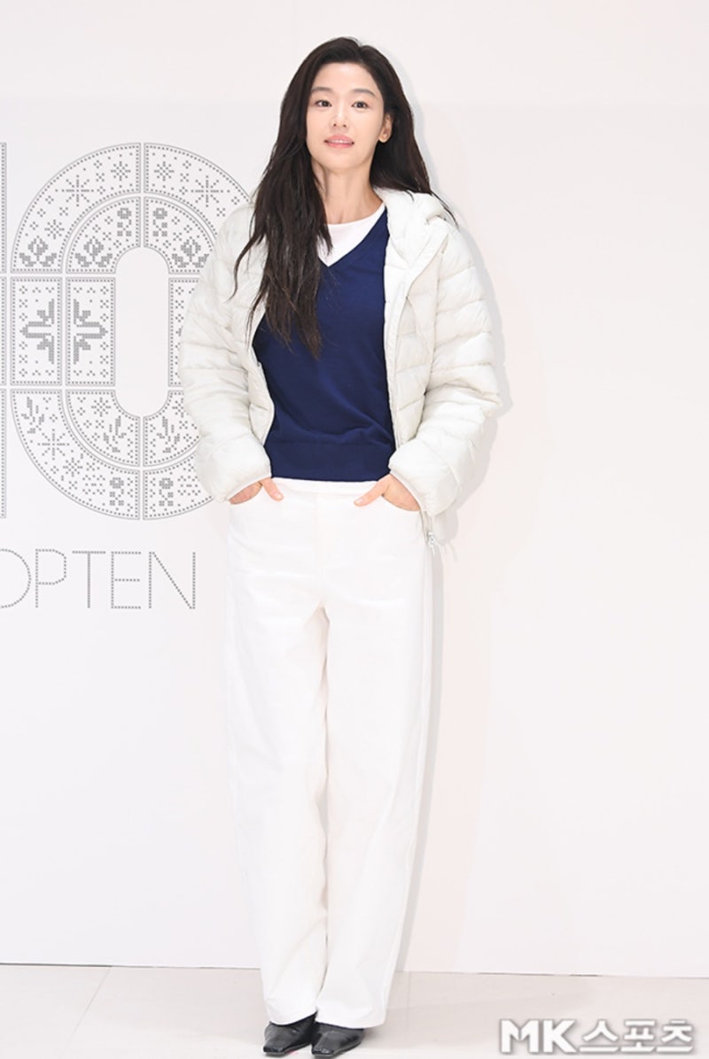The Saint Laurent was pretty... an actress who looks like a goddess even in a casual neighborhood outfit.