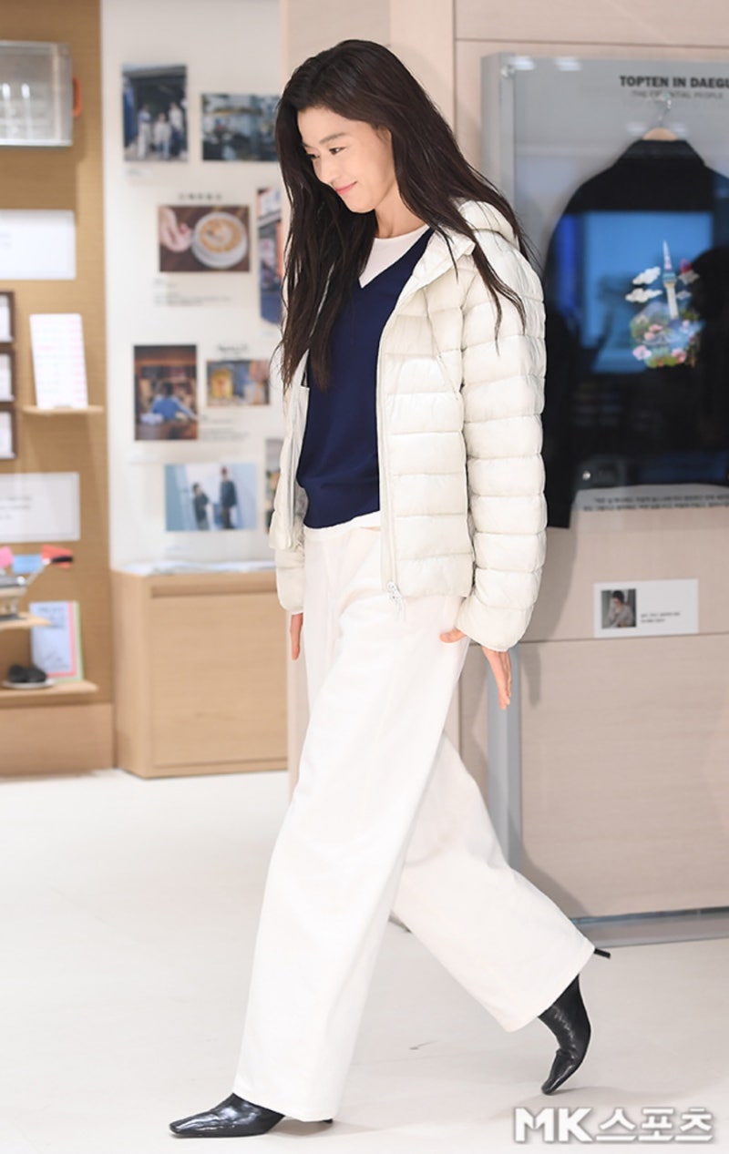The Saint Laurent was pretty... an actress who looks like a goddess even in a casual neighborhood outfit.