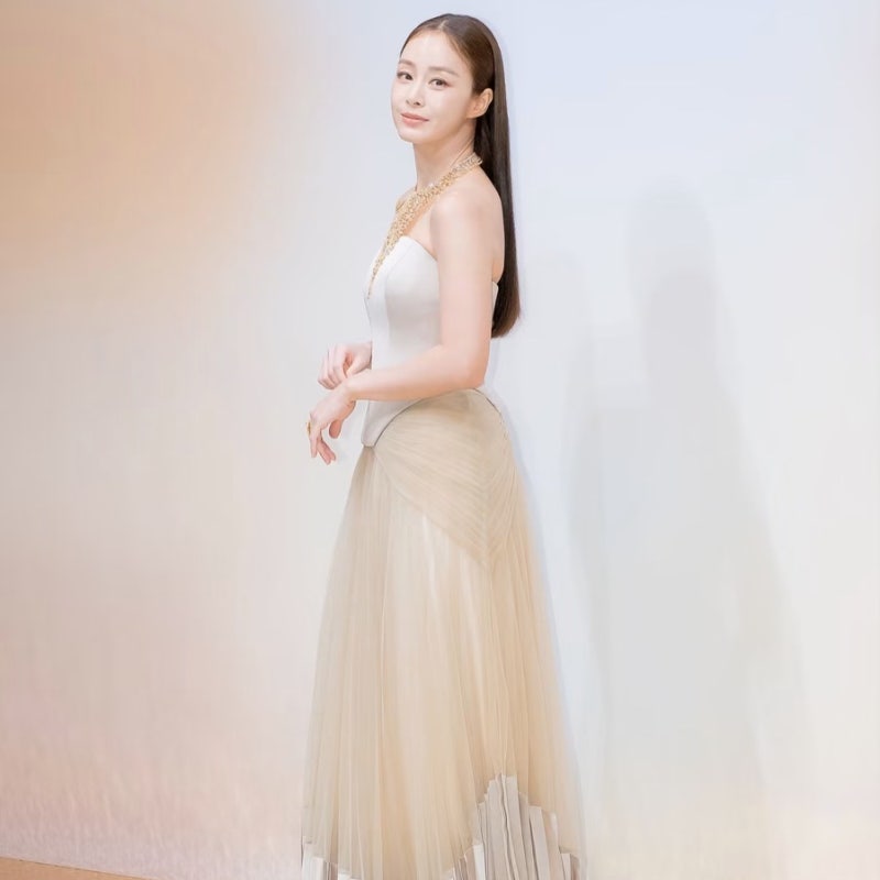 It's already glamorous... Actress fashion where the jewelry can't keep up with the face