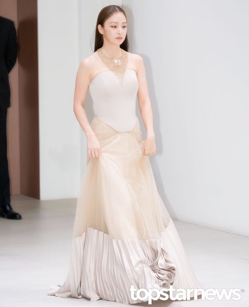 It's already glamorous... Actress fashion where the jewelry can't keep up with the face