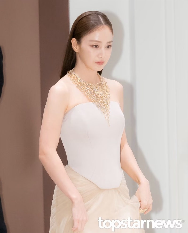 It's already glamorous... Actress fashion where the jewelry can't keep up with the face