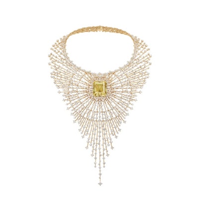 It's already glamorous... Actress fashion where the jewelry can't keep up with the face