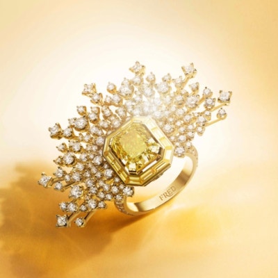 It's already glamorous... Actress fashion where the jewelry can't keep up with the face