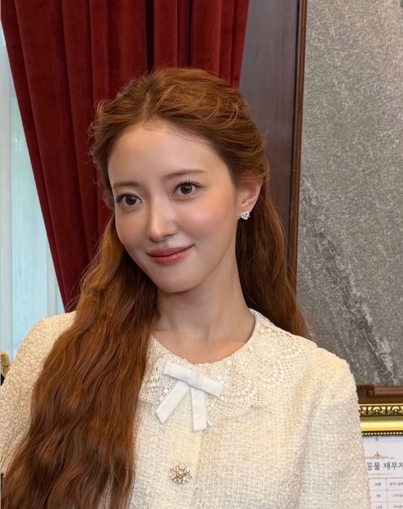 Completely different from the BIFF... Princess-like actress fashion