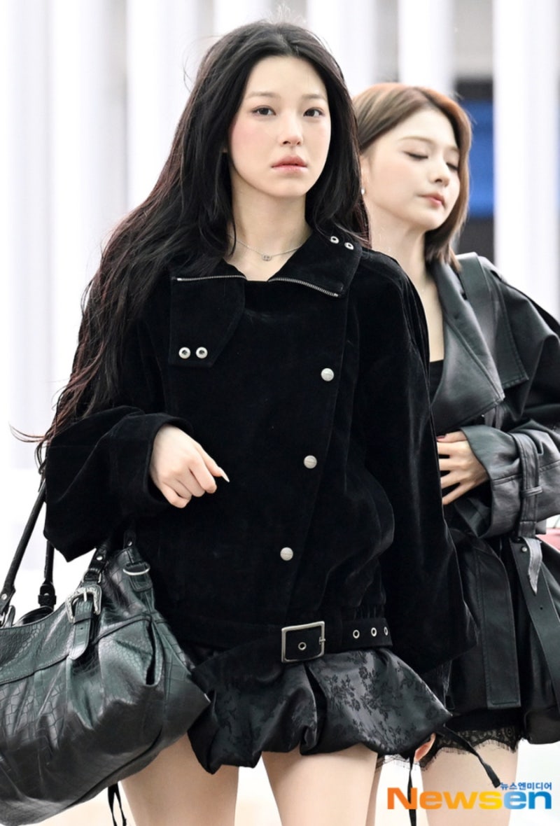 Such is a pure peach visual... The female singer's airport fashion that poured in reactions