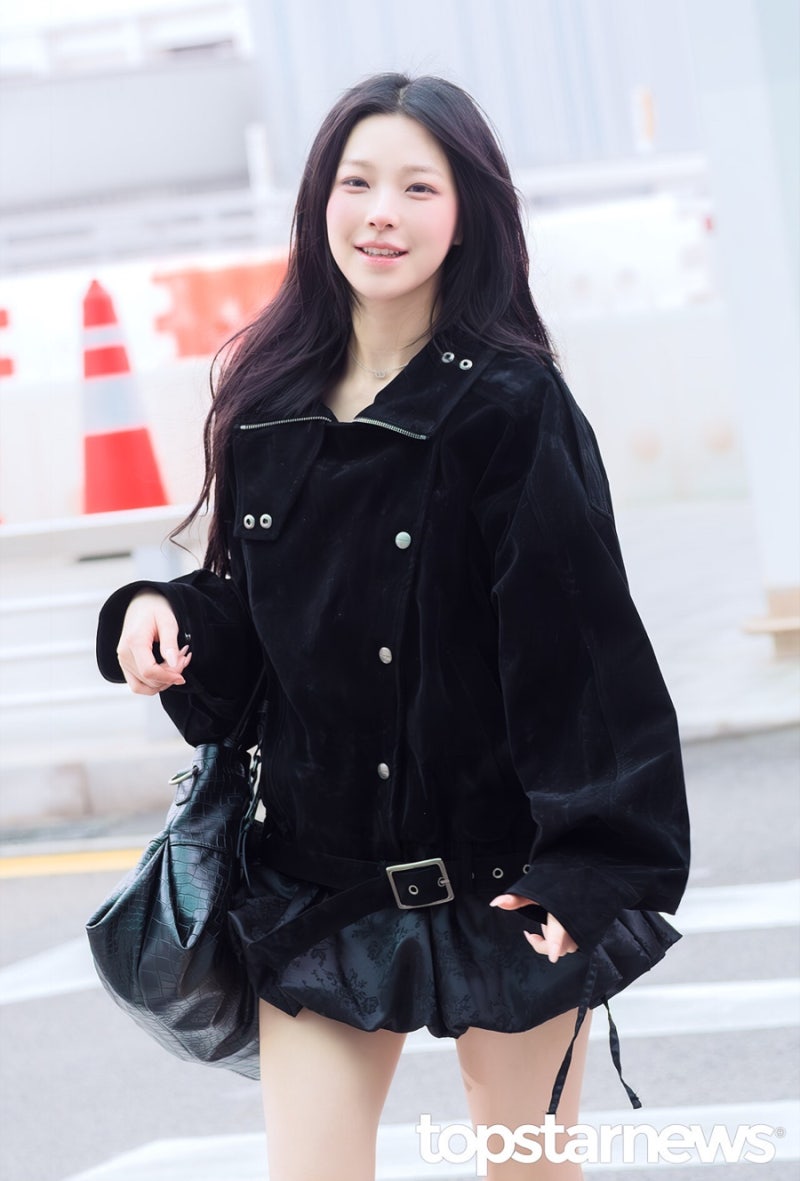Such is a pure peach visual... The female singer's airport fashion that poured in reactions