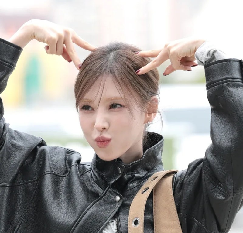 "Bone-thin figure visible even in a coat..." Red Velvet Wendy's autumn fashion outfit