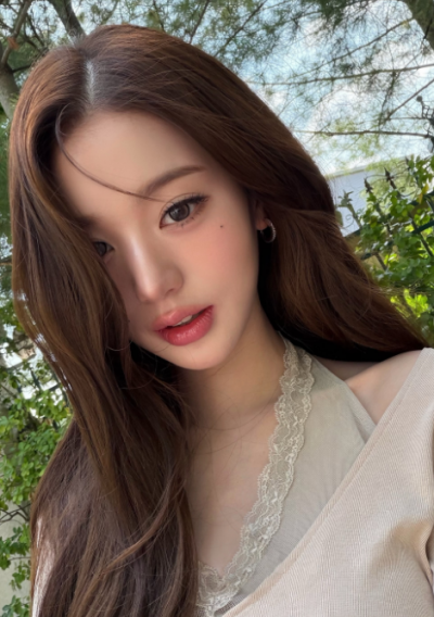 Jang Won-young Made Us Believe a Casual Theme Park Outfit Could Be Editorial