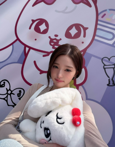 Jang Won-young Made Us Believe a Casual Theme Park Outfit Could Be Editorial
