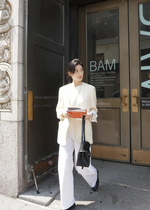 Jung Eun-chae's NYC Sophistication: Ivory Suit + Black Bag = Effortless Edge