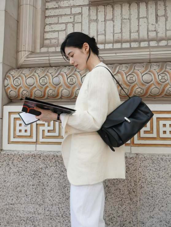 Jung Eun-chae's NYC Sophistication: Ivory Suit + Black Bag = Effortless Edge