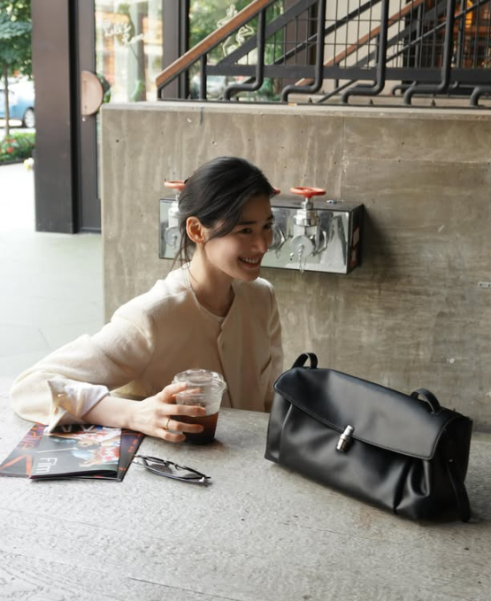 Jung Eun-chae's NYC Sophistication: Ivory Suit + Black Bag = Effortless Edge