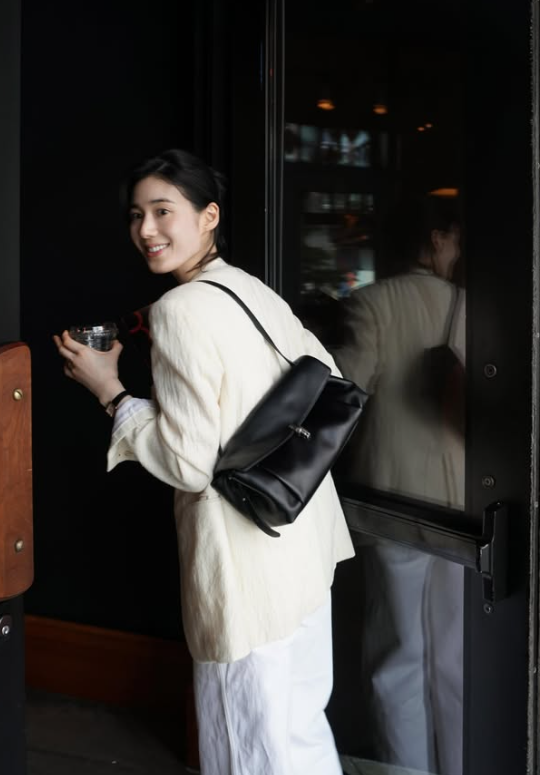 Jung Eun-chae's NYC Sophistication: Ivory Suit + Black Bag = Effortless Edge